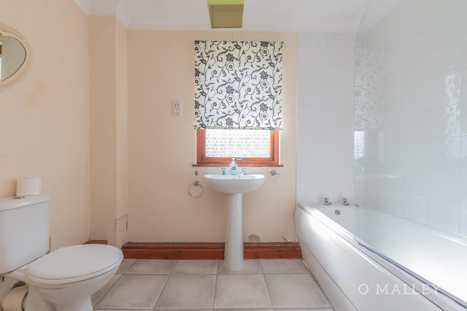 19. Bathroom 1.jpg